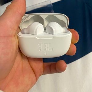 JBL Vibe 200tws White looking to sell Asap hit me up with offers